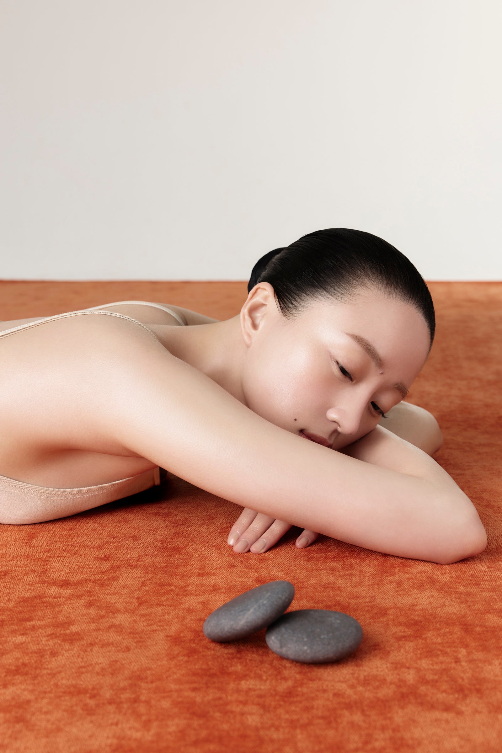 //vn.sulwhasoo.com/cdn/shop/files/SWS_Spa_Ritual_hot_stone_with_FCAS-01_cf4f7693-e1f6-4273-ae17-c3e92601d08e.jpg?v=1689306281